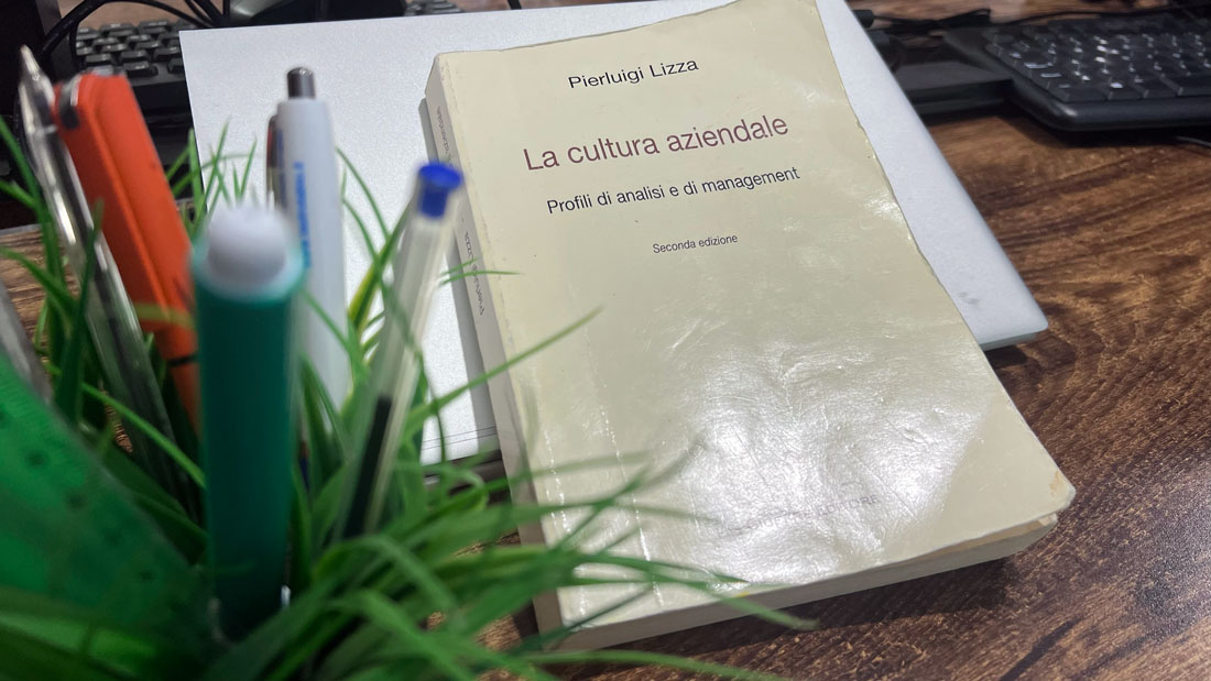 libro La Cultura Aziendale di P. Lizza su scrivania accanto a portapenne